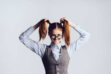 gözlüklü kız onun kuyrukları düzeltir ve izole kamera komik görünüyor