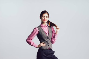 sevimli kız kollarını gülüyor ve izole kameraya bakarak bir kuyruk holding