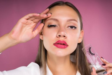 büyük dudaklar bir kızla sahte kirpik onu için geçerlidir ve izole kameraya benziyor