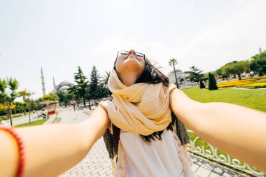 Gülümseyen kız öğrenci selfie, tatil, kız parkta yapıyor