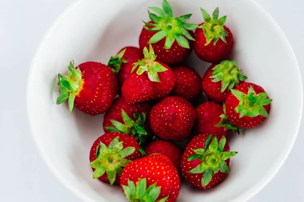 Verse rauwe gezonde voeding fruit van de aardbeien in plaat, geïsoleerd op wit, weergave boven, flatlay close-up, copyspace voor tekst, frame — Stockfoto
