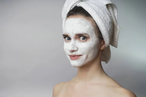 Mujer disfrutando de spa blanco mack, exfoliante en la cara.Piel limpia — Foto de Stock