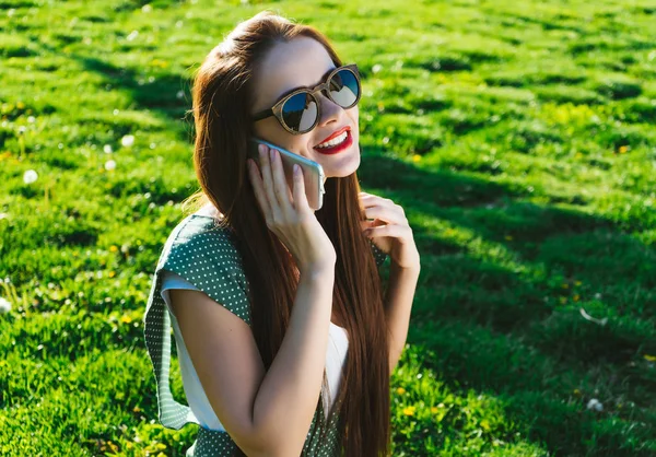 Donna che parla con il cellulare, che parla, sorridente.Ragazza in occhiali da sole — Foto Stock
