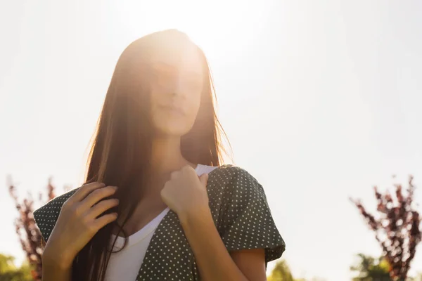 Ritratto di giovane donna elegante al tramonto, sorridente — Foto Stock