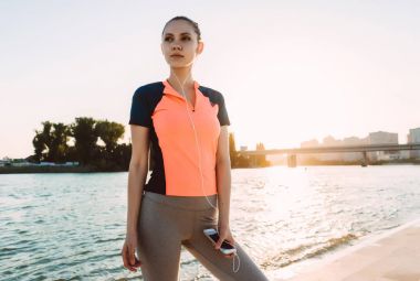 jogging, Irmak, akşamları genç spor kız kulaklıklar müzik dinlemek