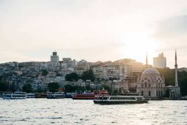 Gün batımında, cami Istanbul 'un Asya bölümünün görünümünü. Feribot görünümünden