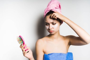 ayna ve memnun görünüyor onun baş görünümlü bir havlu ile genç güzel kız