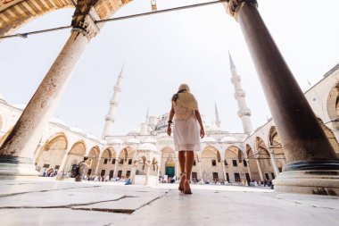 Bir eşarp genç bir Müslüman kadın Istanbul camiye gider. Yaz tatili, seyahat. İspanyol kız, İran, Suriye kadın