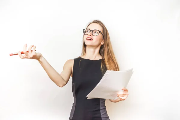 Eine junge moderne Lehrerin erzählt emotional etwas, hält Stift und Blatt Papier in der Hand — Stockfoto