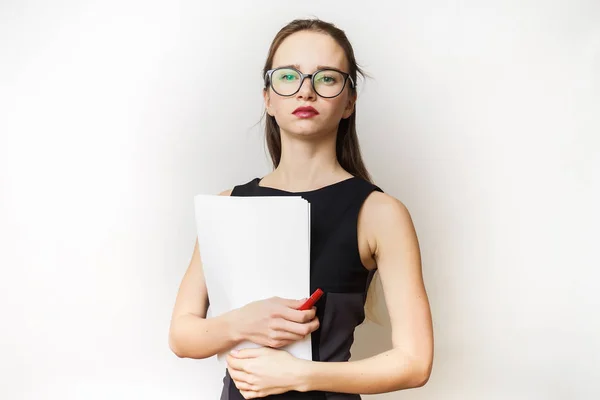 Starke Bürofrau im Kleid mit Papier isoliert — Stockfoto