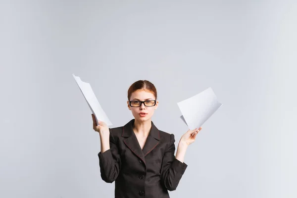 Junges modernes erfolgreiches Mädchen mit Brille und strengem Anzug hält wichtige Dokumente in den Händen — Stockfoto