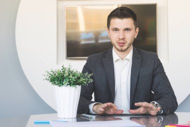 sıkı office elbiseli genç başarılı adam ofiste oturma ve çalışma
