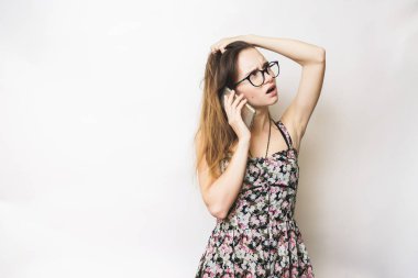 Sorunları, kadın sorunları, baş, baş ağrısı, telefonda konuşurken tutar