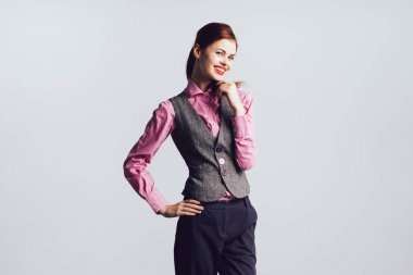 Genç modern başarılı kız gri office yelek ve gözlük görünüyor çekici, gülüyor tutar