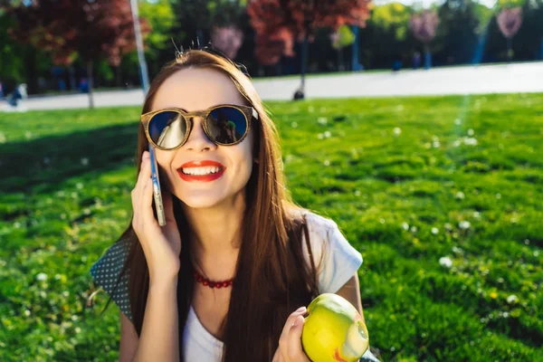 Mujer con dientes blancos de salud, blanqueando.Hablar en el móvil — Foto de Stock