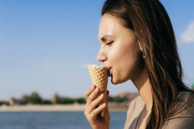 bir dondurma yeme bej elbise genç güzel kız
