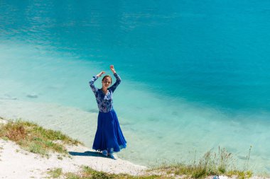 Güçlü güven kadın Kollarını açarak sahil doğarken altında