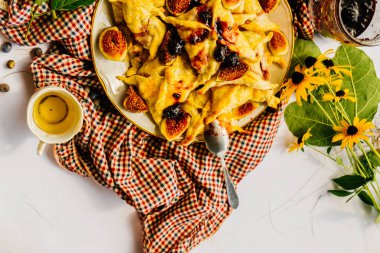 Beyaz bir tablo üzerinde parlak bir masa örtüsü, lezzetli yemek, içki ile bir bardak ile bir tabak