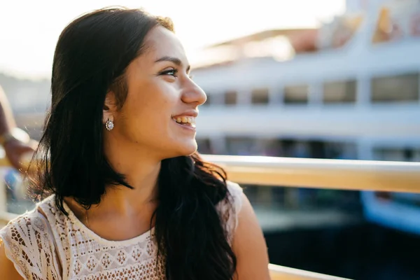 Uma menina ao pôr do sol viaja em viagem de barco ao pôr do sol, férias de verão de estudante — Fotografia de Stock