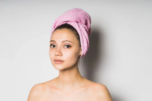 Giovane bella ragazza con la pelle pulita e asciugamano rosa sulla testa carino sorridente — Foto Stock