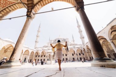 Bir eşarp genç bir Müslüman kadın Istanbul camiye gider. Yaz tatili, seyahat. İspanyol kız, İran, Suriye kadın