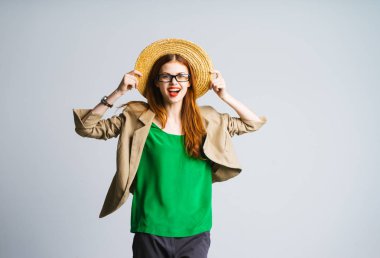 Modern kendine güvenen genç kızla gözlük ve hasır şapka gülüyor