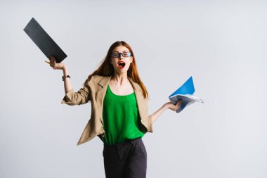 Modern bir kendine güvenen genç kız gözlüklü önemli Belgeler klasörüyle koruyor ve şaşırmış görünüyor