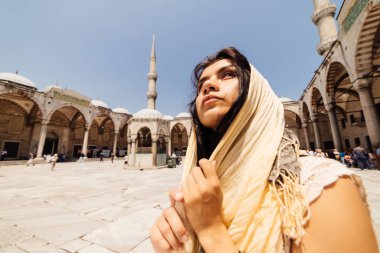 Bir eşarp genç bir Müslüman kadın Istanbul camiye gider. Yaz tatili, seyahat. İspanyol kız, İran, Suriye kadın