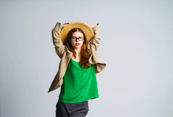 Giovane bella ragazza in maglione verde e cappello di paglia in posa — Foto Stock