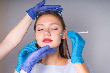 genç güzel kız güzellik için bizzat enjeksiyon yapıyor