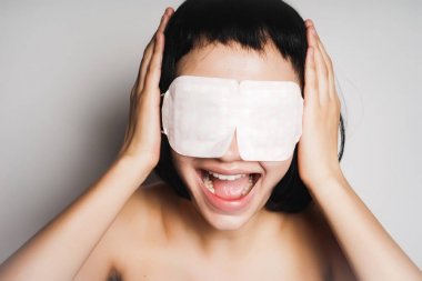 kısa siyah saçlı genç kız gözleri yapıştırılmış, onun baş ve sesler arkasında ellerini tutar