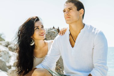 Erkek arkadaşına aşık gözleri görünüyor