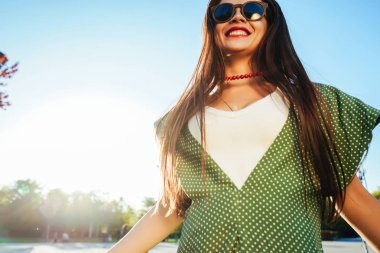 Mutlu gülümseyen Parlatıcı genç kız, sevinç, zevk almak hayat, özgürlük yaz Parlatıcı kavramı