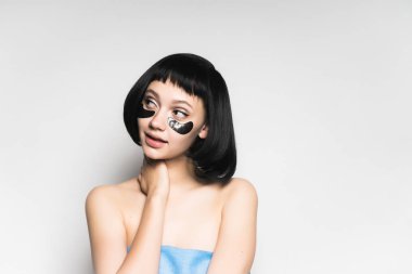 kısa siyah saçlı, Siyah Silikon yamalar uzakta düşünceli arıyorum gözlerinin altındaki genç bir güzel kız