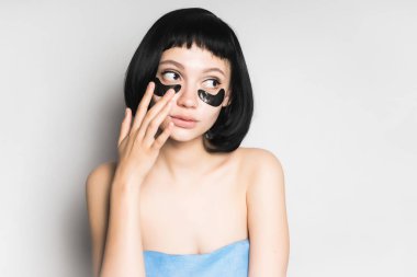 kısa siyah saçlı, Siyah Silikon yamalar uzakta düşünceli arıyorum gözlerinin altındaki genç bir güzel kız