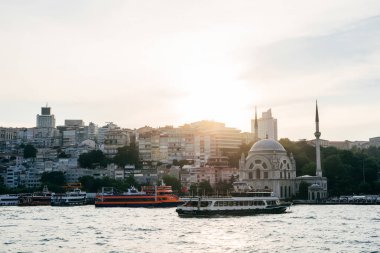 Gün batımında, cami Istanbul 'un Asya bölümünün görünümünü. Feribot görünümünden