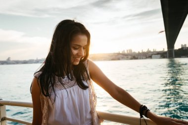 Günbatımı ve gülüyor, bir yat, bir feribot tekne gezisi, lüks Istanbul seyahat bir güzel latin kız portresi