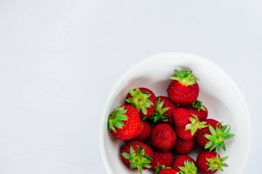 Taze çiğ sağlıklı beslenme çilek meyve plaka, izole beyaz, görünümü yukarıda, flatlay yakın-up, boşaltmak için metin, çerçeve