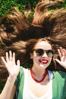 Çim, üstten görünüm yukarıdaki üzerinde bardaklarda süper mutlu gülümseyen kadın