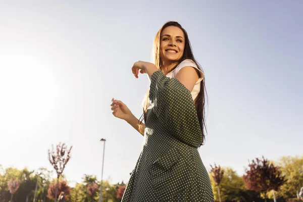 Mulher feliz livre desfrutando da natureza. Menina beleza ao ar livre. Conceito de liberdade. Menina beleza sobre céu e sol. Raios de sol. Apreciação . — Fotografia de Stock