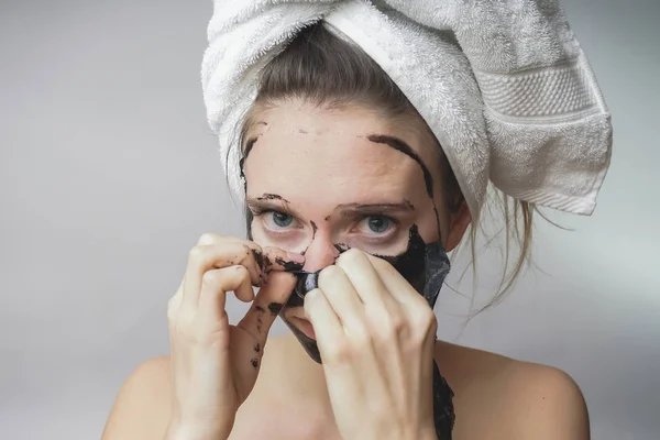 Mulher remover máscara preta, bons resultados. Esfoliação facial, poros de esfoliação, pele limpa — Fotografia de Stock