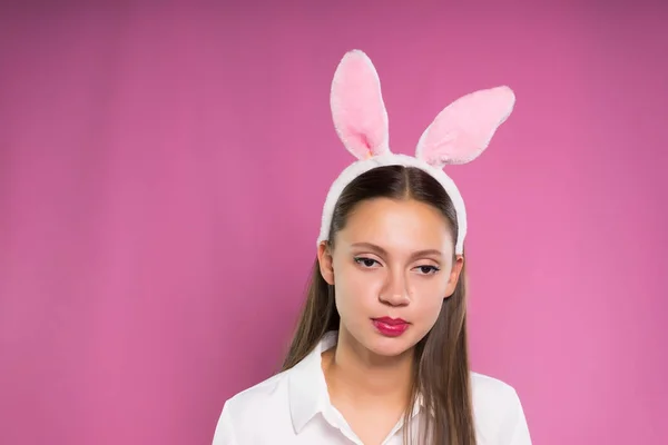 年轻漂亮的女孩，在 rim 的兔子耳朵形式看起来很伤心 — 图库照片