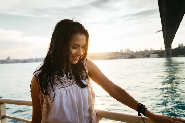 Ritratto di una bella ragazza latina su uno yacht al tramonto e ride, un viaggio in traghetto, lusso Istanbul viaggi — Foto Stock