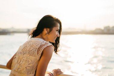 Gün batımı tekne turu sırasında zevk, gülüyor bir kız