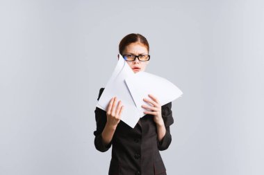 önemli belgeleri bir ofis takım elbise ve gözlük Kızıl saçlı bir kız tutar