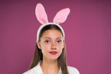 bir pembe tavşan kulakları şeklinde bir Halka'da genç güzel kız kameraya benziyor