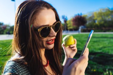 Kadın bir şeyler arıyorum cep telefonu, sağlıklı dişler gülümseme, diş