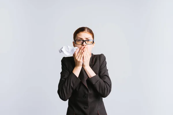Ein junges erfolgreiches Mädchen mit Brille und einem strengen Büroanzug sieht überrascht und verängstigt aus — Stockfoto