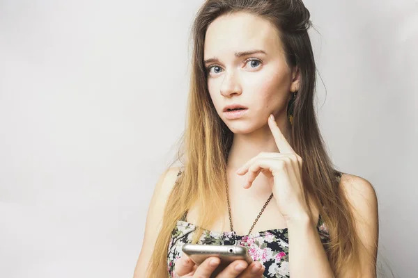 Chateado jovem adolescente menina com telefone celular olhando algo, texto — Fotografia de Stock