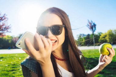 Öfkeli kadın kötü, mobil çığlık ile negatif kızgın kavramı